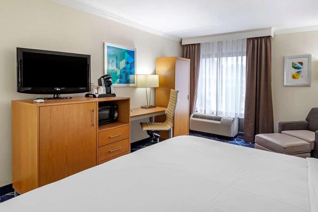 Comfort Inn & Suites Houston I-10 West Energy Corridor Номер фото